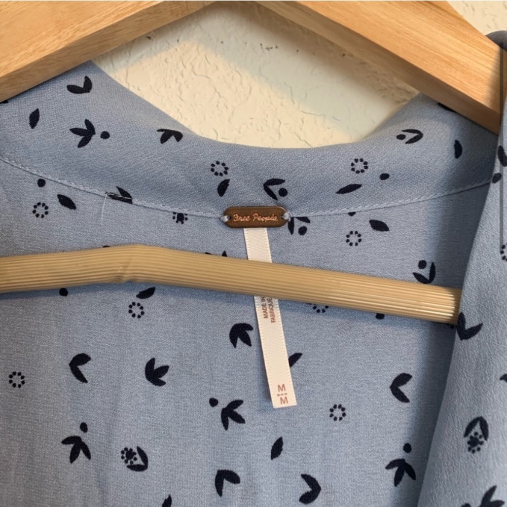 • FREE PEOPLE • blue tie neck patterned blouse - Picture 4 of 6